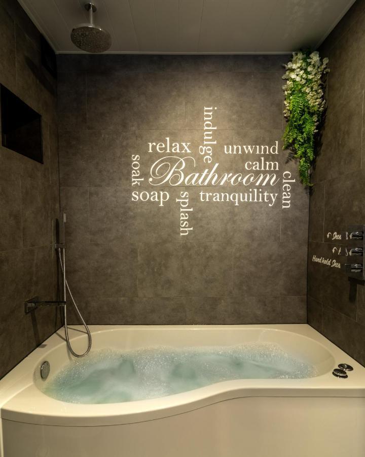 Jucuzzi Bath. Japanese Toilet. Belfast City Centre. מראה חיצוני תמונה